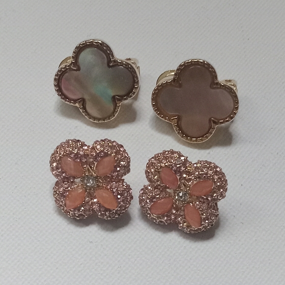 2 pairs gold tone clover clip on earrings - Picture 3 of 5